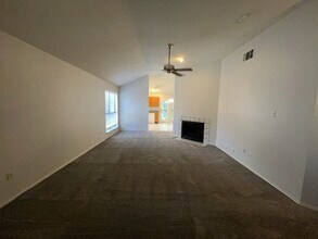 1037 Stableway Ln in Bedford, TX - Foto de edificio - Building Photo