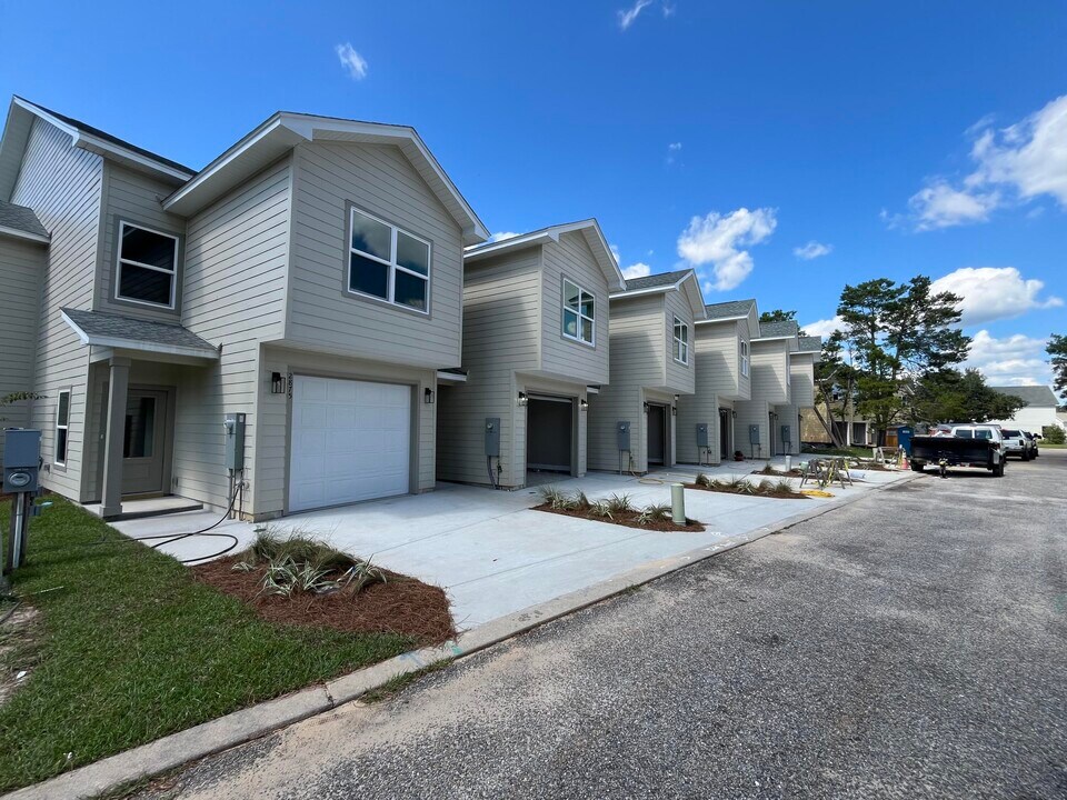 2875 Leahs Ln in Navarre, FL - Building Photo