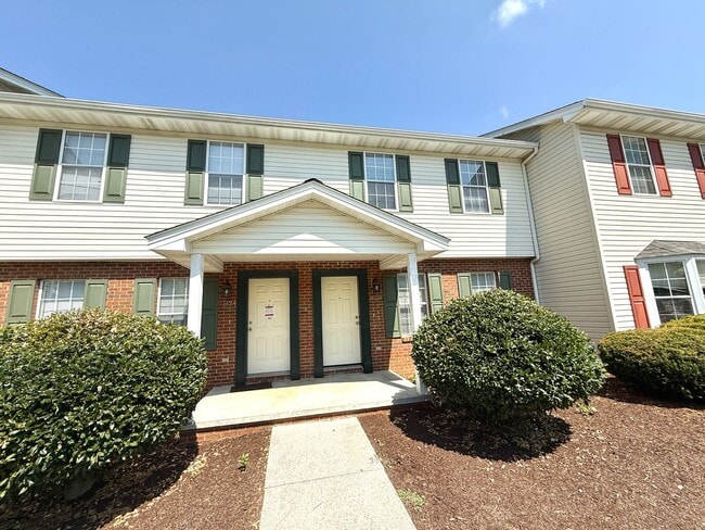 302-864 Sheliah Ct in Blacksburg, VA - Building Photo - Building Photo