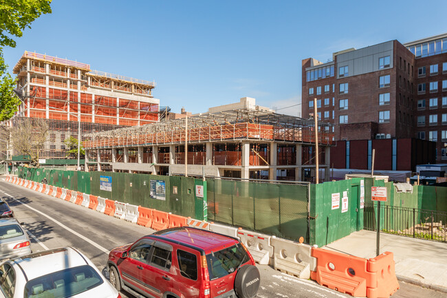 88-20 153 St in Jamaica, NY - Foto de edificio - Building Photo