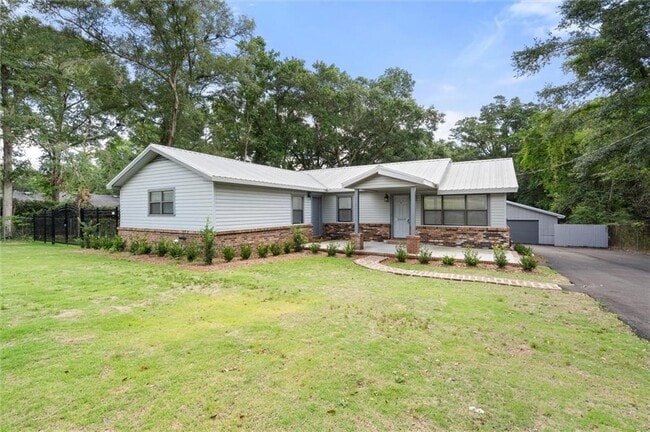 property at 2609 Longleaf Dr