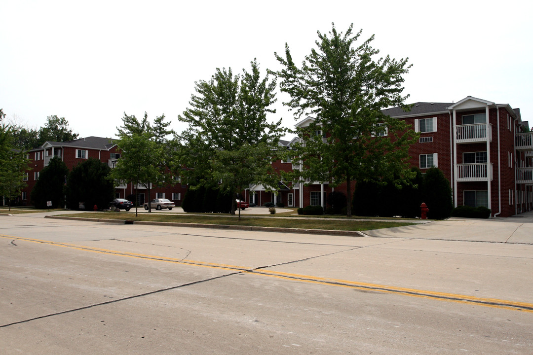 The Villas at the Station - for Residents 55+ in Oak Creek, WI - Foto de edificio