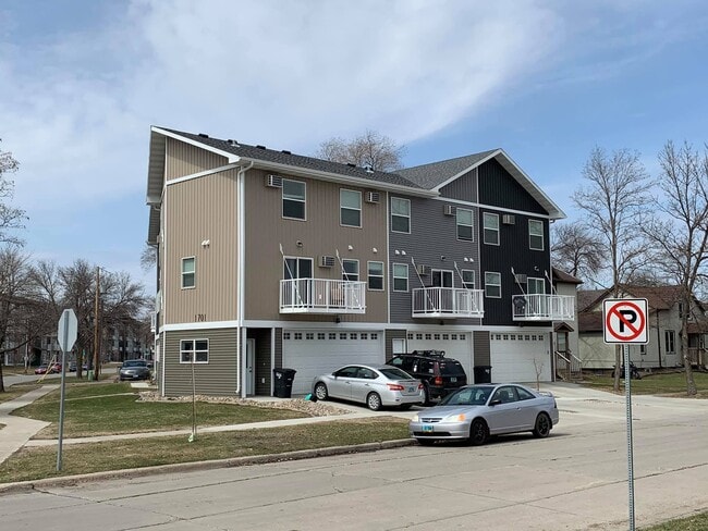 1701 Dakota Dr N, Unit E in Fargo, ND - Building Photo - Building Photo