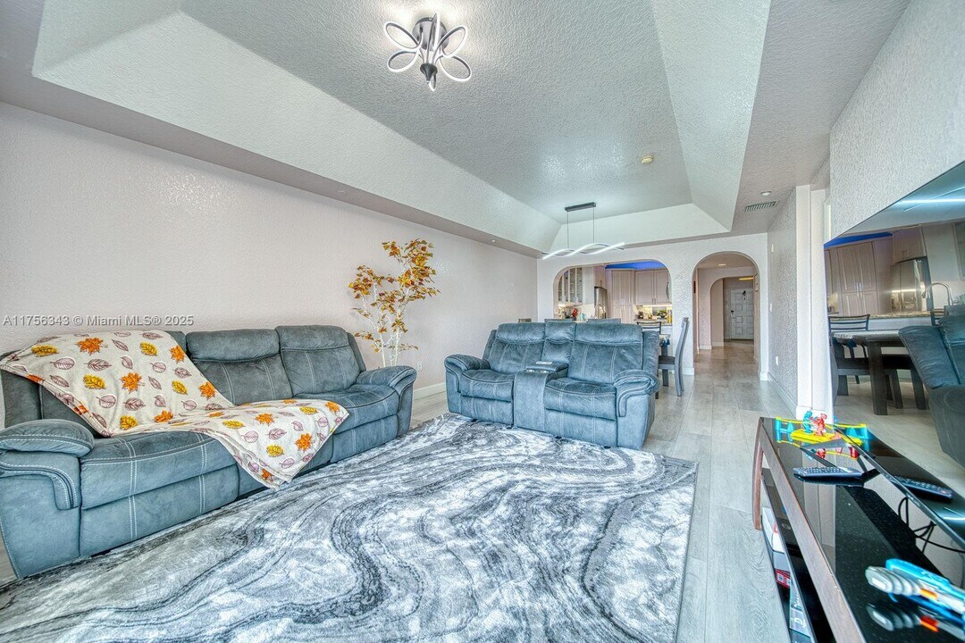 10700 NW 66th St, Unit 309 in Doral, FL - Foto de edificio