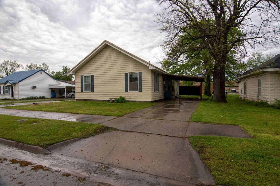 1412 W 5th St in Coffeyville, KS - Building Photo
