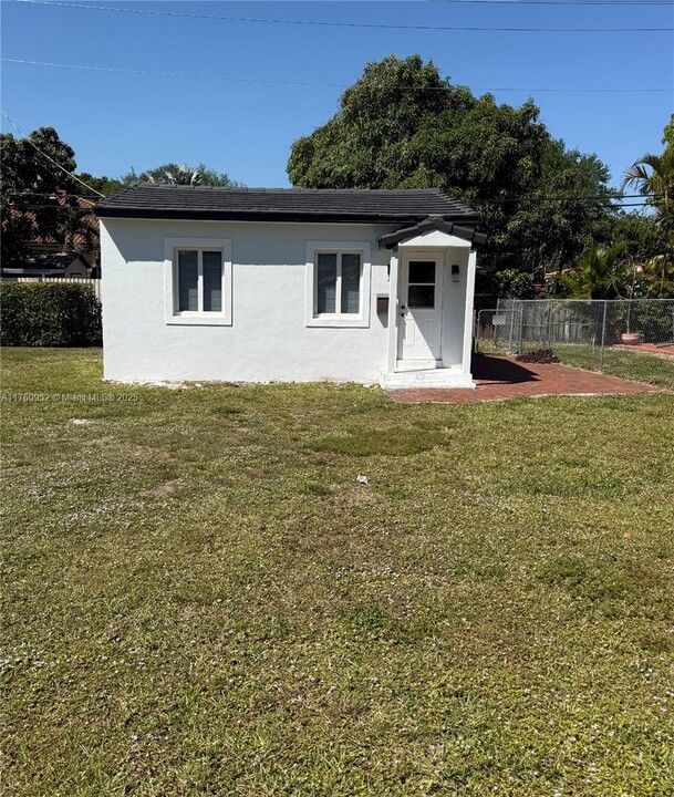 464 Minola Dr in Miami Springs, FL - Building Photo