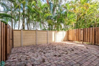 2512 SW 14th Ave in Fort Lauderdale, FL - Foto de edificio - Building Photo