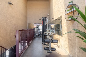 Hawthorne Chateau Apartments in Hawthorne, CA - Building Photo - Building Photo