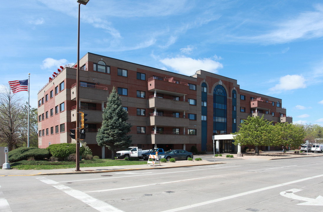 River Plaza Apartments in Eau Claire, WI - Building Photo