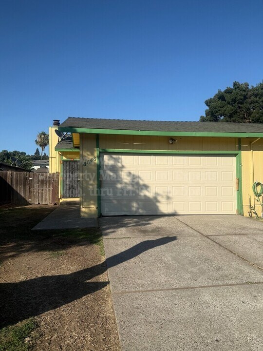 8648 Kelley Dr in Stockton, CA - Foto de edificio
