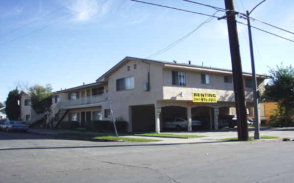 492 Walnut Ave in Long Beach, CA - Foto de edificio - Building Photo