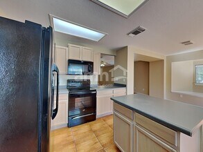 10832 Otter Pass in San Antonio, TX - Foto de edificio - Building Photo