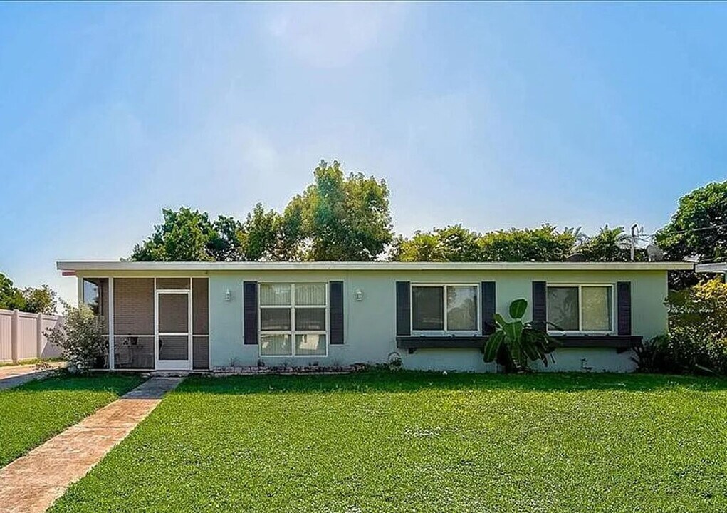 2596 Starlite Ln in Port Charlotte, FL - Building Photo
