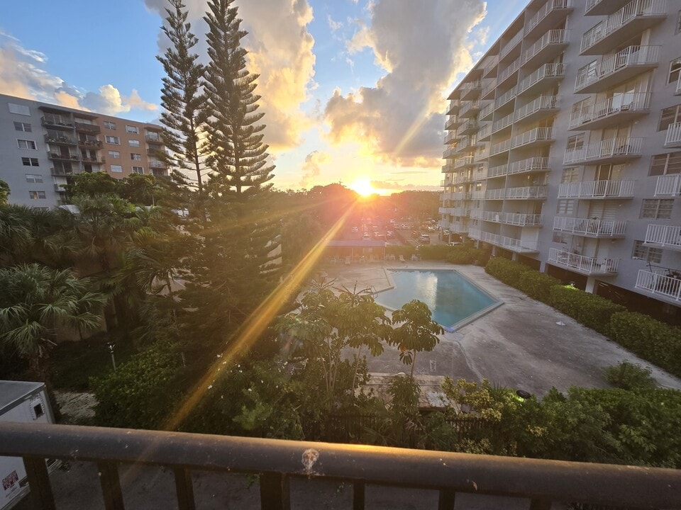 12500 NE 15th Ave, Unit 406 in North Miami, FL - Foto de edificio