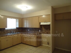 2401 Gumwood Ave in McAllen, TX - Building Photo - Building Photo
