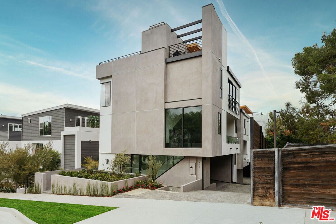 853 1/2 Hyperion Ave in Los Angeles, CA - Building Photo