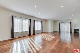 918 S Wooster St in Los Angeles, CA - Building Photo - Building Photo