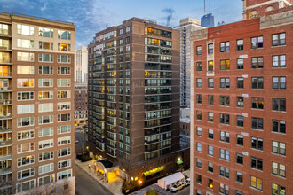 Hanover House in Chicago, IL - Building Photo - Building Photo