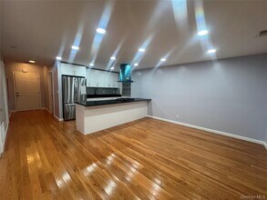 50 Brick Pond Rd in Middletown, NY - Foto de edificio - Building Photo