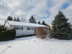 908 Case Dr in Vestal, NY - Building Photo - Building Photo