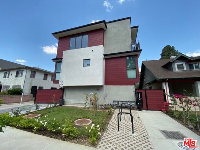 property at 1129 W 37th St