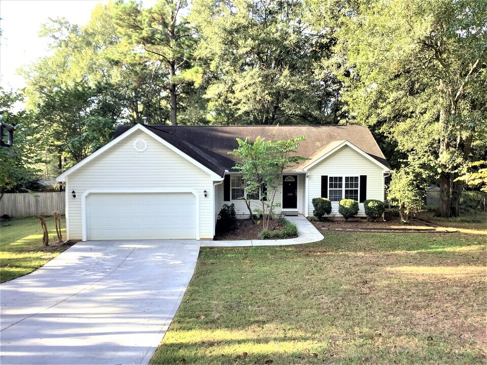 1208 Williamsburg Dr in Anderson, SC - Building Photo