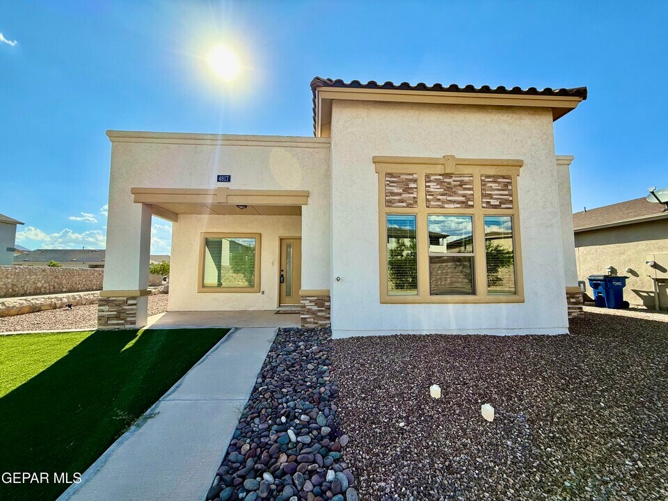 4817 Mark Avizo in El Paso, TX - Building Photo