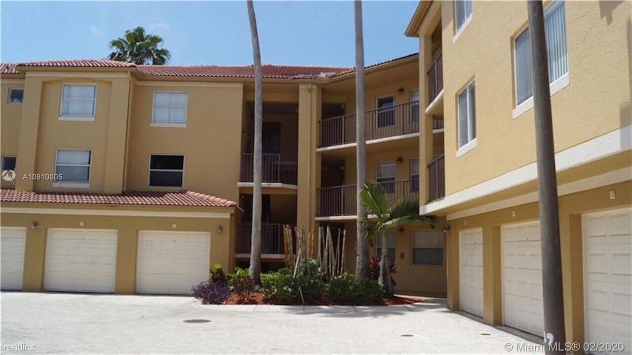 751 N Pine Island Rd in Plantation, FL - Building Photo