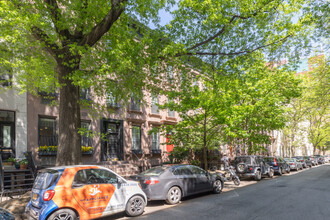 511 E 84th St in New York, NY - Foto de edificio - Building Photo