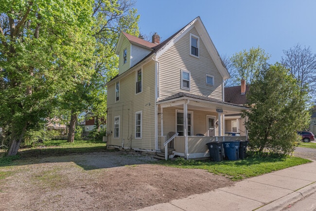 917 Sylvan Ave in Ann Arbor, MI - Building Photo - Building Photo