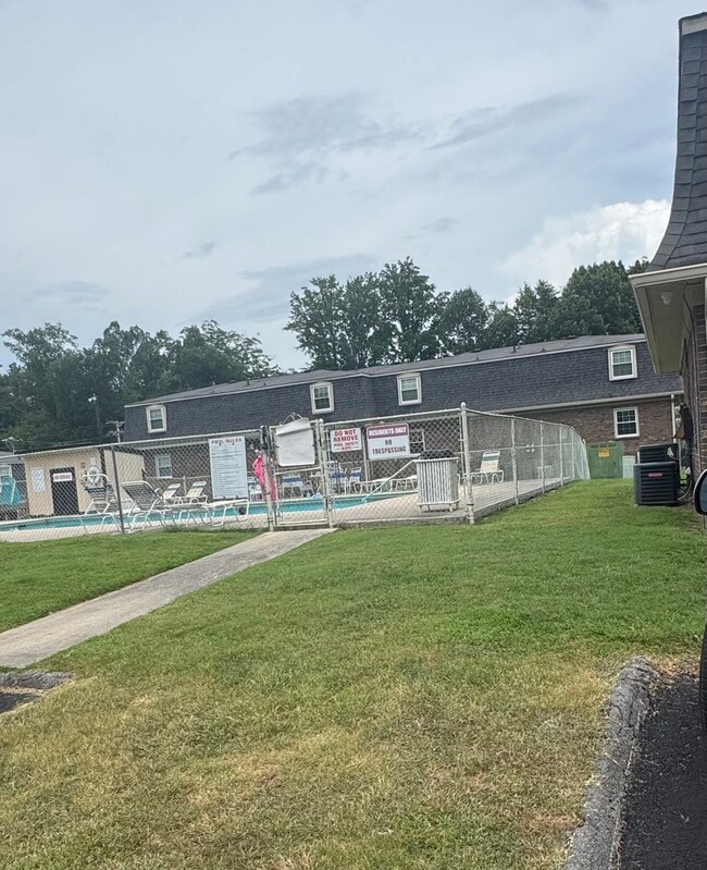 1010 Country Club Rd in Cookeville, TN - Building Photo - Building Photo