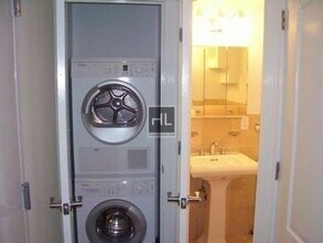 East 10th Street, Unit 16 in New York, NY - Building Photo - Building Photo