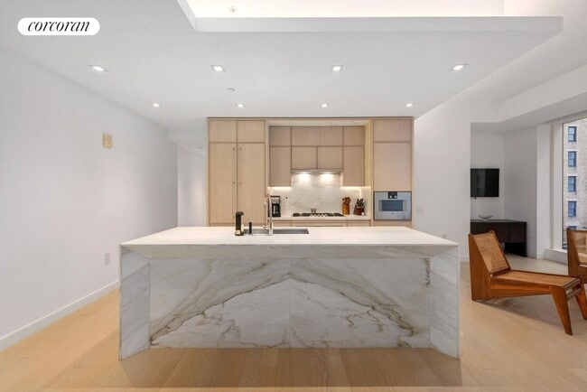 138 E 50th St in New York, NY - Building Photo - Building Photo