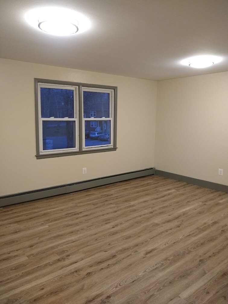 Willington Oaks Apartments in Willington, CT