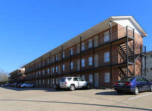 Peachtree Apartments in Auburn, AL - Building Photo - Building Photo