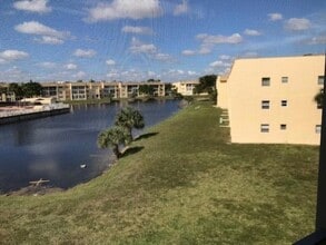 8110 Sunrise Lakes Blvd, Unit 309 in Sunrise, FL - Building Photo - Building Photo