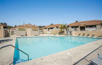 6 Country Mile Rd in Pomona, CA - Foto de edificio - Building Photo