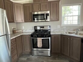 5172 Champagne Dr in Flint, MI - Building Photo