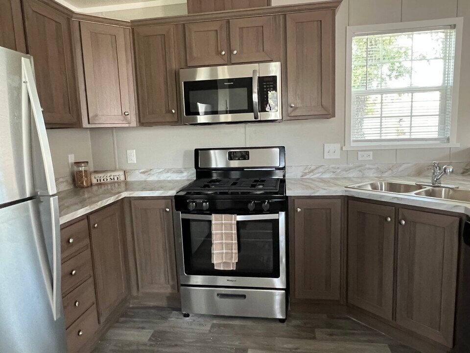 5172 Champagne Dr in Flint, MI - Building Photo