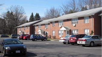 1539 Allen St, Unit Country Squire Apartments in Springfield, MA - Building Photo