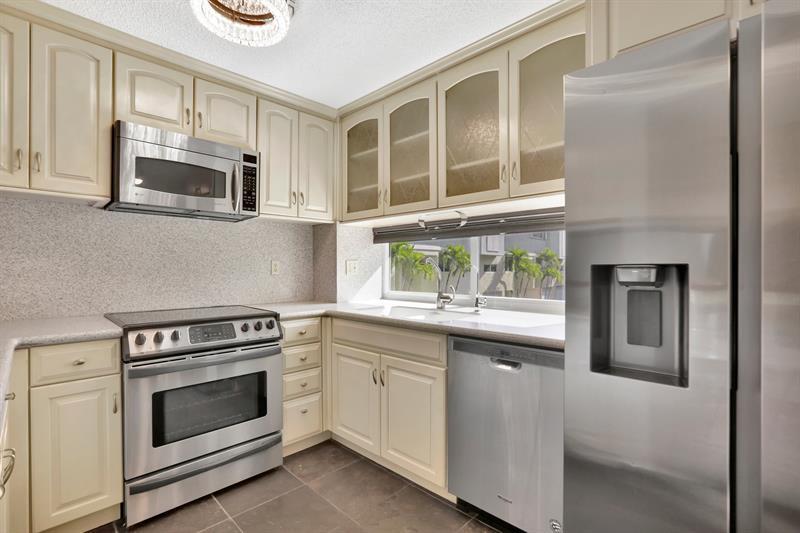 884 SE 19th Ave in Deerfield Beach, FL - Building Photo