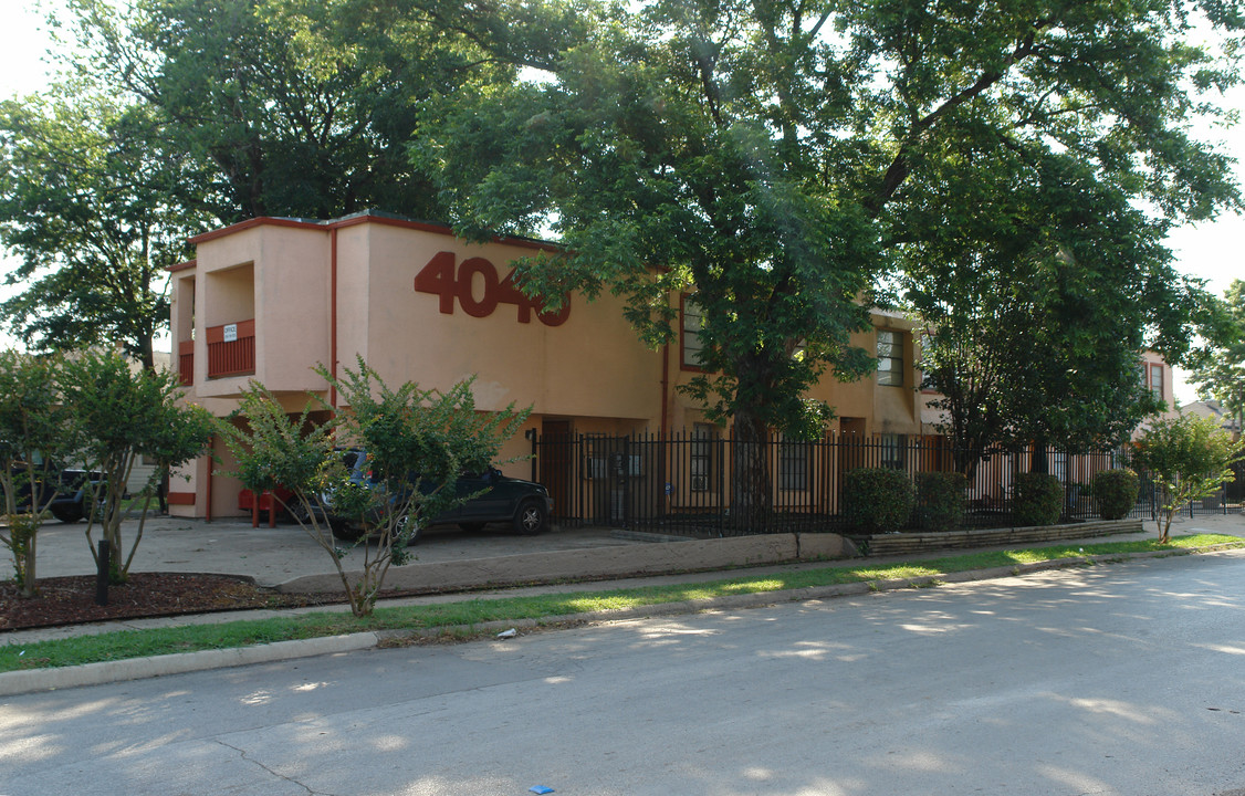 4040 Brown Apartments in Dallas, TX - Building Photo