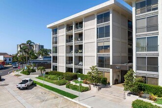 7811 Eads Ave in San Diego, CA - Foto de edificio - Building Photo