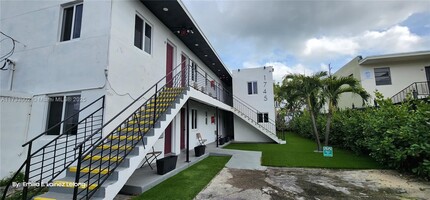 1745 NW 1st Pl in Miami, FL - Foto de edificio - Building Photo