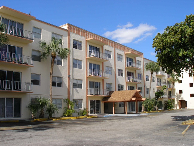 Seawind Lakes I in Lauderdale Lakes, FL - Building Photo - Building Photo