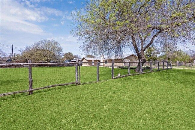 11802 Sleepy Hollow Rd in Manchaca, TX - Building Photo - Building Photo