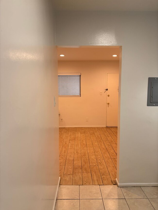 220 W Spazier Ave in Burbank, CA - Foto de edificio - Building Photo