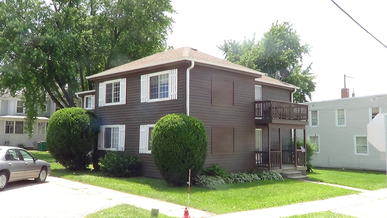 9913 Illinois St in Hebron, IL - Foto de edificio