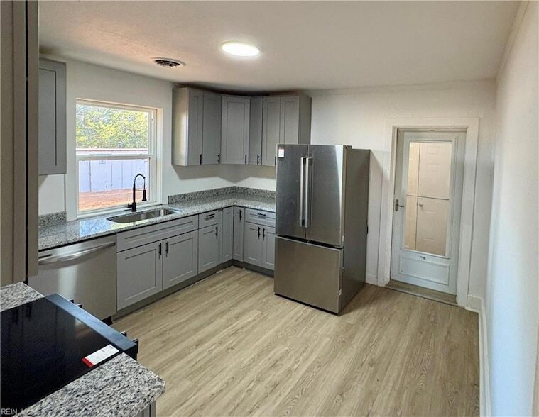 889 W Main St in Smithfield, VA - Building Photo