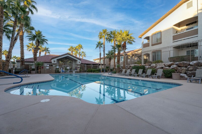 2305 W Horizon Ridge Pkwy in Henderson, NV - Building Photo